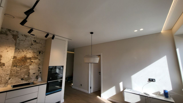 Световые линии на натяжном потолке на кухне