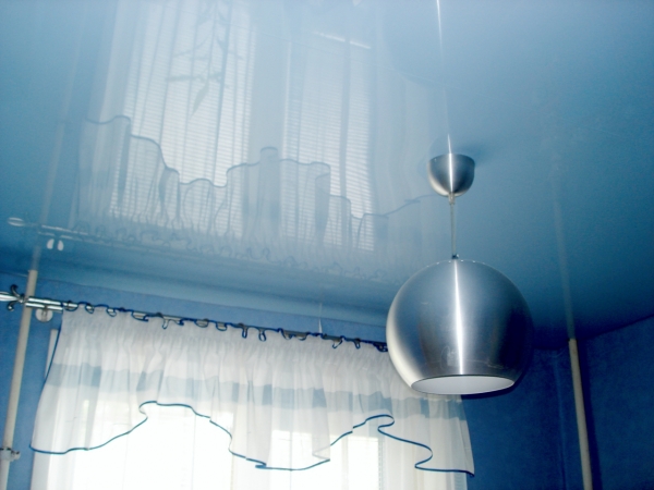 Глянцевые натяжные потолки