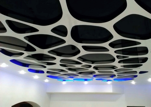 Пример матового потолка для зала 16 м²