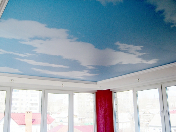Пример цветного потолка для ванной 2 м²