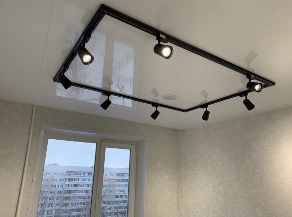 Натяжной потолок на кухню